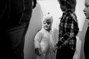 Wernisaże dzień po dniu: Agnieszka Hołda-Myśliwiec / Marta Sysło - Zdjęcie z otwarcia wystawy w Galerii TCK. Przedstawia uczestników wernisażu, skupionych w oglądaniu prac i rozmowach z autorami. Fotografia ukazuje dynamiczną atmosferę wydarzenia.