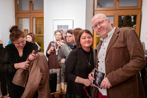 Zdjęcie z otwarcia wystawy w Galerii TCK. Przedstawia uczestników wernisażu, skupionych w oglądaniu prac i rozmowach z autorami. Fotografia ukazuje dynamiczną atmosferę wydarzenia.