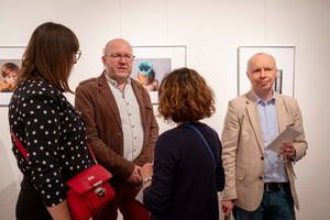 Wernisaże dzień po dniu: Agnieszka Hołda-Myśliwiec / Marta Sysło - Zdjęcie z otwarcia wystawy w Galerii TCK. Przedstawia uczestników wernisażu, skupionych w oglądaniu prac i rozmowach z autorami. Fotografia ukazuje dynamiczną atmosferę wydarzenia.