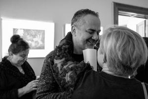 Wernisaże dzień po dniu: Agnieszka Hołda-Myśliwiec / Marta Sysło - Zdjęcie z otwarcia wystawy w Galerii TCK. Przedstawia uczestników wernisażu, skupionych w oglądaniu prac i rozmowach z autorami. Fotografia ukazuje dynamiczną atmosferę wydarzenia.