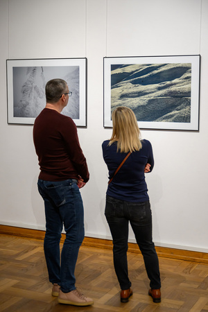 Wernisaż wystawy Autoportret Naturalnie - Publiczność oglądająca fotografie autorstwa Inez Baturo.
