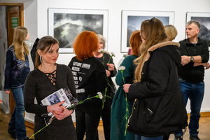 Wernisaż wystawy Autoportret Naturalnie - Publiczność podczas otwarcia wystawy Inez Baturo.