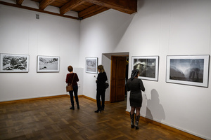 Wernisaż wystawy Autoportret Naturalnie - Publiczność oglądająca fotografie autorstwa Inez Baturo.