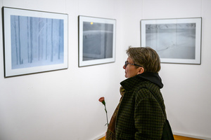 Wernisaż wystawy Autoportret Naturalnie - Publiczność oglądająca fotografie autorstwa Inez Baturo.