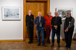 Wernisaż wystawy Autoportret Naturalnie - Publiczność podczas otwarcia wystawy Inez Baturo.