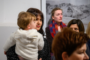 Wernisaż wystawy Autoportret Naturalnie - Publiczność podczas otwarcia wystawy Inez Baturo.