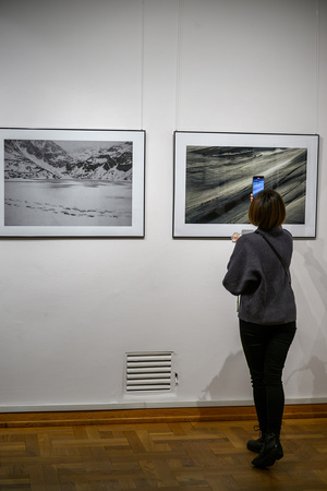 Wernisaż wystawy Autoportret Naturalnie - Publiczność oglądająca fotografie autorstwa Inez Baturo.