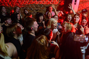 Koncert: Pięć lat i setny koncert Sad Smiles - Publiczność uczestnicząca w koncercie Sad Smiles, a wśród niej wokalista zespołu Szymek