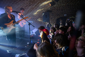 Koncert: Pięć lat i setny koncert Sad Smiles - Publiczność żywo reagująca podczas koncertu Sad Smiles