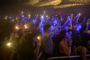 Koncert: Pięć lat i setny koncert Sad Smiles - Publiczność żywo reagująca podczas koncertu Sad Smiles