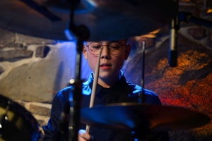 Koncert S.M.Rock - 14.03.2023 - Scena S.M.Rock w akcji - Uczniowie występują.