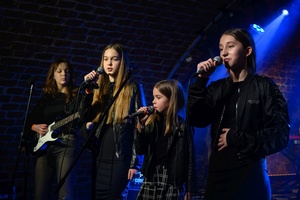 Koncert S.M.Rock - 14.03.2023 - Scena S.M.Rock w akcji - Uczniowie występują.