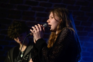 Koncert S.M.Rock - 14.03.2023 - Scena S.M.Rock w akcji - Uczniowie występują.