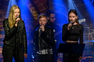 Koncert S.M.Rock - 14.03.2023 - Scena S.M.Rock w akcji - Uczniowie występują.