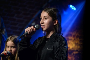 Koncert S.M.Rock - 14.03.2023 - Scena S.M.Rock w akcji - Uczniowie występują.