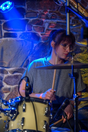 Koncert S.M.Rock - 14.03.2023 - Scena S.M.Rock w akcji - Uczniowie występują.