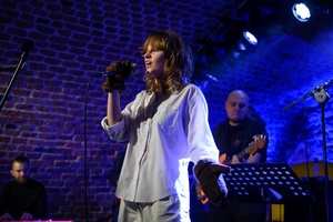 Koncert: Pracownia piosenki prezentuje - Niepozorny zaścianek - Zdjęcie przedstawia scenę w Piwnicach TCK podczas koncertu. Na scenie znajdują się wykonawcy.