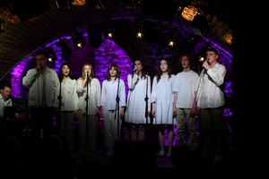 Koncert: Pracownia piosenki prezentuje - Niepozorny zaścianek - Zdjęcie przedstawia scenę w Piwnicach TCK podczas koncertu. Na scenie znajdują się wykonawcy.