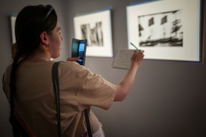 Wernisaże dzień po dniu: Gosia Sikora / Marek Tumiłowicz - Publiczność oglądająca wystawę.