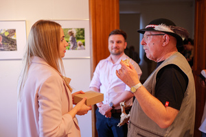 Wernisaże dzień po dniu: Gosia Sikora / Marek Tumiłowicz - Publiczność oglądająca wystawę.