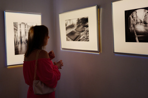 Wernisaże dzień po dniu: Gosia Sikora / Marek Tumiłowicz - Publiczność oglądająca wystawę.