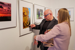 Wernisaże dzień po dniu: Gosia Sikora / Marek Tumiłowicz - Publiczność oglądająca wystawę.