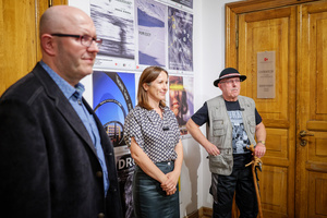 Wernisaże dzień po dniu: Gosia Sikora / Marek Tumiłowicz - Prezes Tarnowskiego Towarzystwa Fotograficznego oraz autorzy: Gosia Sikora i Marek Tumiłowicz.