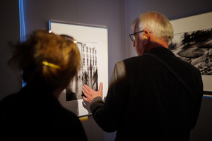 Wernisaże dzień po dniu: Gosia Sikora / Marek Tumiłowicz - Publiczność oglądająca wystawę.