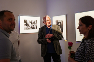 Wernisaże dzień po dniu: Gosia Sikora / Marek Tumiłowicz - Publiczność oglądająca wystawę.