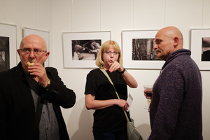 Wernisaże dzień po dniu: Bożena Kaczmarczyk / Jarosław Wrona - Publiczność oglądająca wystawę.