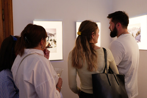 Wernisaże dzień po dniu: Bożena Kaczmarczyk / Jarosław Wrona - Publiczność oglądająca wystawę.