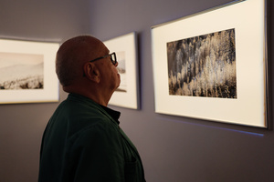 Wernisaże dzień po dniu: Bożena Kaczmarczyk / Jarosław Wrona - Publiczność oglądająca wystawę.