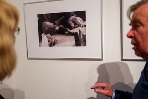 Wernisaże dzień po dniu: Bożena Kaczmarczyk / Jarosław Wrona - Publiczność oglądająca wystawę.