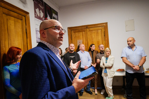 Wernisaże dzień po dniu: zbiorowa wystawa uczestników grupy otwARTej Pracowni Fotograficznej - Publiczność podczas otwarcia wystawy zbiorowej.