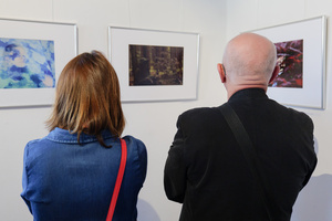 Wernisaże dzień po dniu: zbiorowa wystawa uczestników grupy otwARTej Pracowni Fotograficznej - Publiczność oglądająca wystawę.