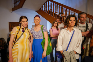 Wernisaże dzień po dniu: zbiorowa wystawa uczestników grupy otwARTej Pracowni Fotograficznej - Publiczność podczas otwarcia wystawy zbiorowej.