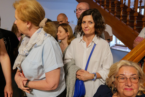 Wernisaże dzień po dniu: zbiorowa wystawa uczestników grupy otwARTej Pracowni Fotograficznej - Publiczność podczas otwarcia wystawy zbiorowej.