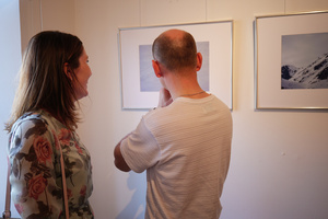 Wernisaże dzień po dniu: zbiorowa wystawa uczestników grupy otwARTej Pracowni Fotograficznej - Publiczność oglądająca wystawę.