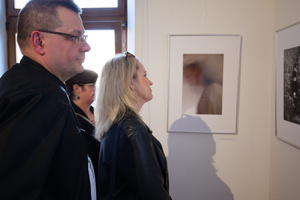 Wernisaże dzień po dniu: zbiorowa wystawa uczestników grupy otwARTej Pracowni Fotograficznej - Publiczność oglądająca wystawę.