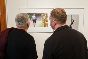 Wernisaże dzień po dniu: zbiorowa wystawa uczestników grupy otwARTej Pracowni Fotograficznej - Publiczność oglądająca wystawę.