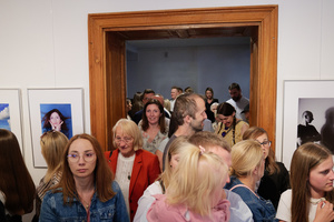 Wernisaże dzień po dniu: zbiorowa wystawa uczestników grupy otwARTej Pracowni Fotograficznej - Publiczność oglądająca wystawę.