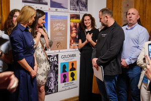 Wernisaże dzień po dniu: zbiorowa wystawa uczestników grupy otwARTej Pracowni Fotograficznej - Publiczność podczas otwarcia wystawy zbiorowej.