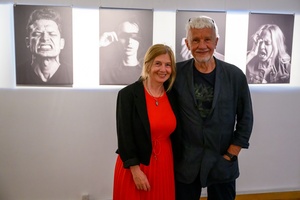 Wernisaż wystawy fotografii Inki Rosochy "Nie mogę na to patrzeć" - Inka Rosocha i Wojciech Eichelberger na tle wystawy "Nie mogę na to patrzeć"