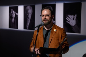 Wernisaż wystawy fotografii Inki Rosochy "Nie mogę na to patrzeć" - Otwarcie wystawy przez Marcina Dąbka