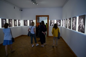 Wernisaż wystawy fotografii Inki Rosochy "Nie mogę na to patrzeć" - Publiczność podziwiająca wystawę