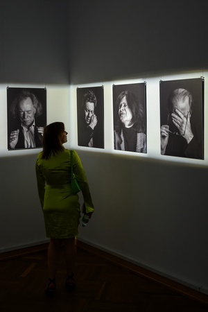 Wernisaż wystawy fotografii Inki Rosochy "Nie mogę na to patrzeć" - Publiczność podziwiająca wystawę