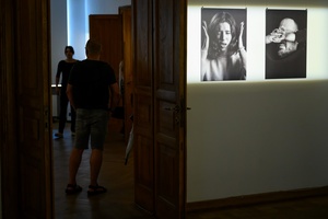 Wernisaż wystawy fotografii Inki Rosochy "Nie mogę na to patrzeć" - Publiczność podziwiająca wystawę