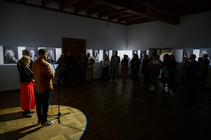 Wernisaż wystawy fotografii Inki Rosochy "Nie mogę na to patrzeć" - Wernisażowa publiczność