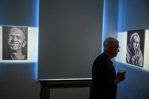 Wernisaż wystawy fotografii Inki Rosochy "Nie mogę na to patrzeć" - Publiczność podziwiająca wystawę