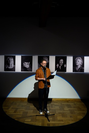 Wernisaż wystawy fotografii Inki Rosochy "Nie mogę na to patrzeć" - Otwarcie wystawy przez Marcina Dąbka